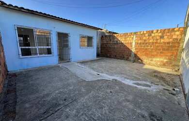 Imagem: A casa possui 2 Dormitórios, 1 Banheiro, 2 Vagas na garagem