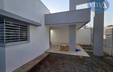 Imagem: A casa possui 3 Dormitórios, 2 Banheiros, 1 Vaga na garagem