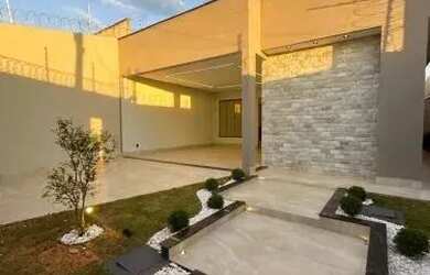 Imagem: A casa possui 3 Dormitórios, 2 Banheiros, 2 Vagas na garagem