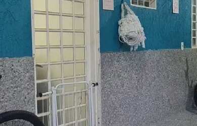 Imagem: A casa possui 2 Dormitórios, 2 Banheiros, 2 Vagas na garagem