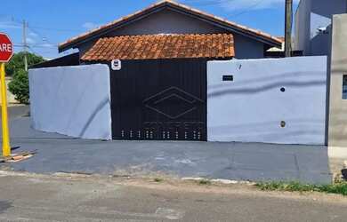 Imagem: A casa possui 2 Dormitórios, 1 Banheiro, 1 Vaga na garagem