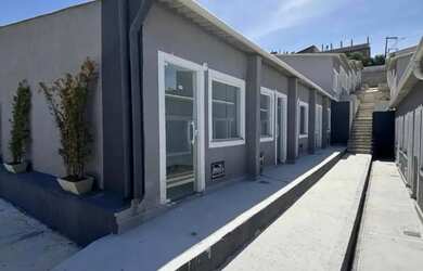 Imagem: A casa possui 1 Dormitório, 1 Banheiro, 1 Vaga na garagem