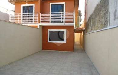 Imagem: A casa possui 4 Dormitórios, 4 Banheiros, 4 Vagas na garagem