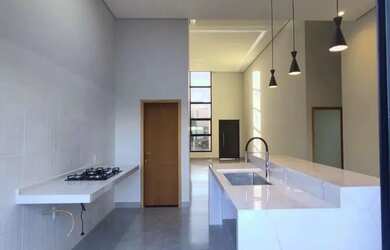 Imagem: A casa em condomínio possui 3 Dormitórios, 3 Banheiros, 4