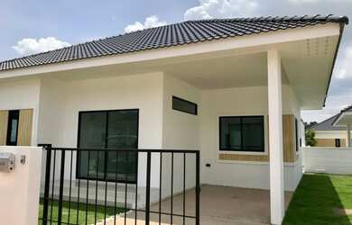 Imagem: A casa possui 3 Dormitórios, 2 Banheiros, 1 Vaga na garagem