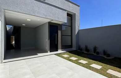 Imagem: A casa possui 3 Dormitórios, 2 Banheiros, 2 Vagas na garagem