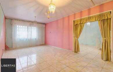 Imagem: A casa possui 3 Dormitórios, 4 Banheiros, 3 Vagas na garagem