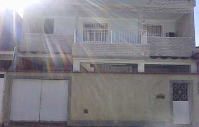 Imagem: A casa possui 5 Dormitórios, 2 Banheiros, 1 Vaga na garagem