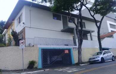 Imagem: A casa possui 3 Dormitórios, 3 Banheiros, 5 Vagas na garagem