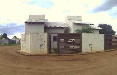 Imagem: A casa possui 2 Dormitórios, 1 Banheiro, 1 Vaga na garagem