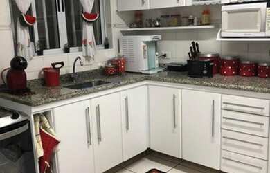 Imagem: A casa possui 3 Dormitórios, 2 Banheiros, 2 Vagas na garagem