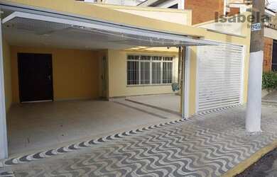 Imagem: A casa possui 4 Dormitórios, 5 Banheiros, 4 Vagas na garagem