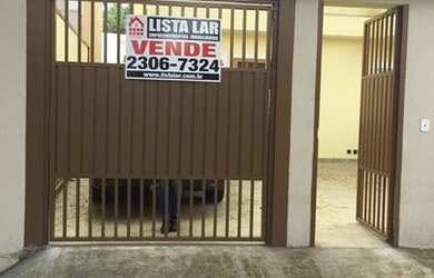 Imagem: A casa possui 4 Dormitórios, 1 Banheiro, 4 Vagas na garagem