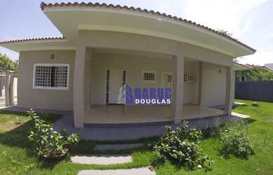 Imagem: A casa possui 4 Dormitórios, 5 Banheiros, 5 Vagas na garagem