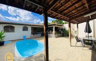 Imagem: A casa possui 4 Dormitórios, 4 Banheiros, 280m² de Área