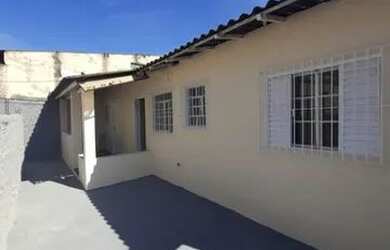 Imagem: A casa possui 1 Dormitório, 1 Banheiro, 1 Vaga na garagem