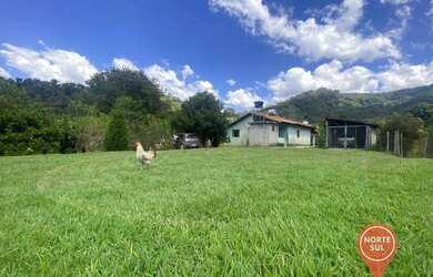 Imagem: A casa possui 3 Dormitórios, 2 Banheiros, 1 Vaga na garagem