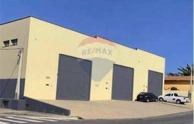 Imagem: O depósito possui 3 Vagas na garagem, 200m² de Área e está