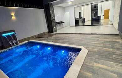 Imagem: A casa possui 3 Dormitórios, 2 Banheiros, 1 Vaga na garagem