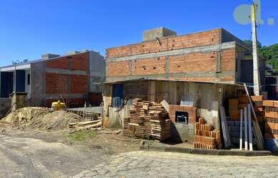 Imagem: A casa possui 3 Dormitórios, 4 Banheiros, 2 Vagas na garagem