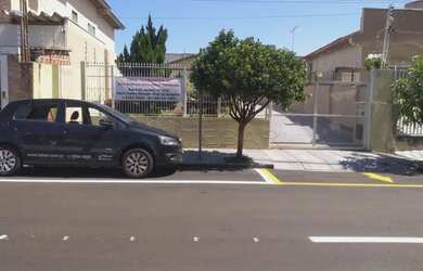 Imagem: A casa possui 3 Dormitórios, 1 Banheiro, 1 Vaga na garagem