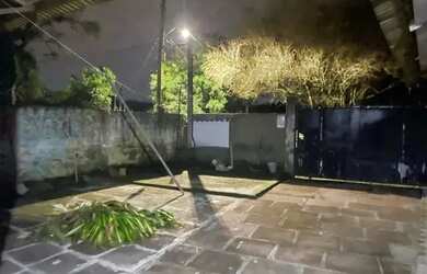 Imagem: A casa possui 2 Dormitórios, 1 Banheiro, 1 Vaga na garagem