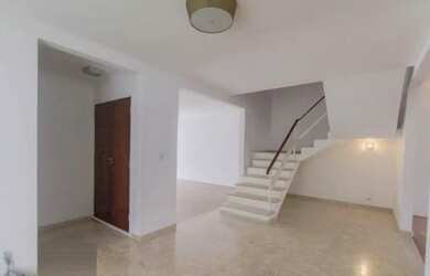 Imagem: A casa possui 4 Dormitórios, 5 Banheiros, 4 Vagas na garagem