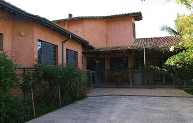 Imagem: A casa possui 3 Dormitórios, 3 Banheiros, 2 Vagas na garagem