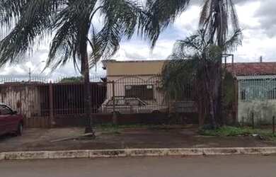 Imagem: A casa possui 5 Dormitórios, 3 Banheiros, 2 Vagas na garagem