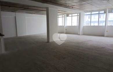 Imagem: O depósito possui 4 Vagas na garagem, 144m² de Área e está