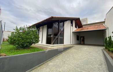 Imagem: A casa possui 4 Dormitórios, 2 Banheiros, 2 Vagas na garagem