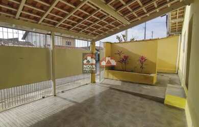 Imagem: A casa possui 3 Dormitórios, 1 Banheiro, 2 Vagas na garagem