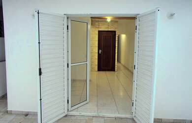 Imagem: A casa possui 2 Dormitórios, 1 Banheiro, 1 Vaga na garagem