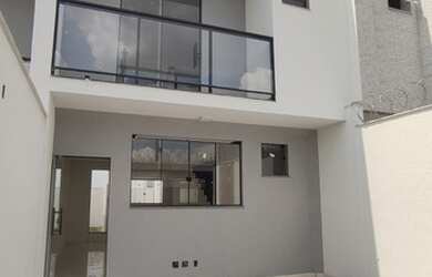 Imagem: A casa possui 3 Dormitórios, 3 Banheiros, 2 Vagas na garagem