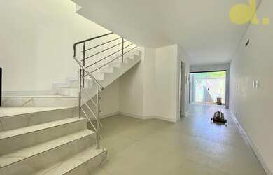 Imagem: A casa possui 2 Dormitórios, 3 Banheiros, 2 Vagas na garagem