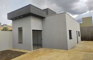 Imagem: A casa possui 3 Dormitórios, 1 Banheiro, 1 Vaga na garagem