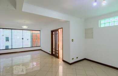 Imagem: A casa possui 4 Dormitórios, 4 Banheiros, 3 Vagas na garagem