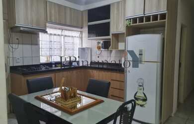 Imagem: A casa possui 2 Dormitórios, 1 Banheiro, 2 Vagas na garagem