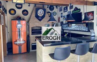 Imagem: A casa possui 4 Dormitórios, 5 Banheiros, 4 Vagas na garagem