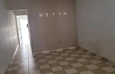 Imagem: A casa possui 2 Dormitórios, 2 Banheiros, 1 Vaga na garagem