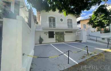 Imagem: A casa possui 4 Dormitórios, 4 Banheiros, 4 Vagas na garagem