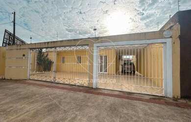 Imagem: A casa possui 4 Dormitórios, 1 Banheiro, 4 Vagas na garagem