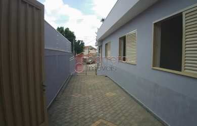 Imagem: A casa possui 3 Dormitórios, 2 Banheiros, 5 Vagas na garagem