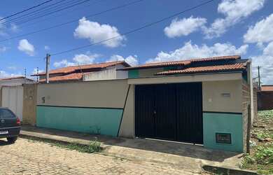 Imagem: A casa possui 2 Dormitórios, 2 Banheiros, 2 Vagas na garagem