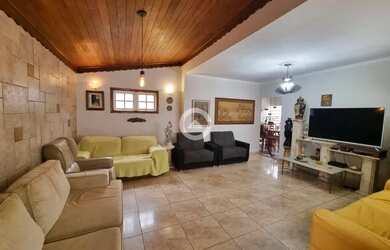 Imagem: A casa possui 4 Dormitórios, 1 Banheiro, 4 Vagas na garagem