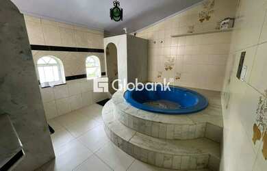 Imagem: A casa possui 5 Dormitórios, 1 Banheiro, 3 Vagas na garagem