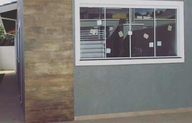 Imagem: A casa possui 3 Dormitórios, 2 Banheiros, 2 Vagas na garagem