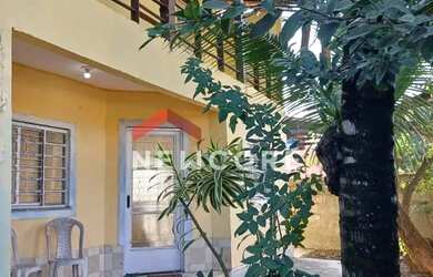 Imagem: A casa possui 4 Dormitórios, 2 Banheiros, 4 Vagas na garagem