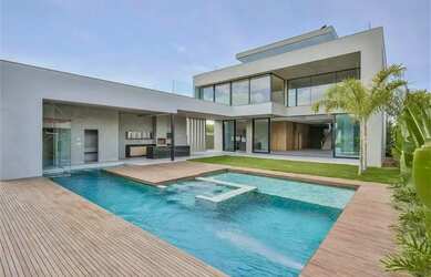 Imagem: A casa possui 4 Dormitórios, 5 Banheiros, 4 Vagas na garagem