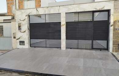 Imagem: A casa possui 3 Dormitórios, 2 Banheiros, 2 Vagas na garagem